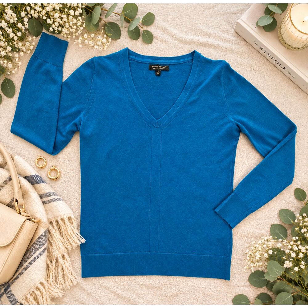 Banana Republic 100% Merino Wool V-Neck Sweater Blue Medium